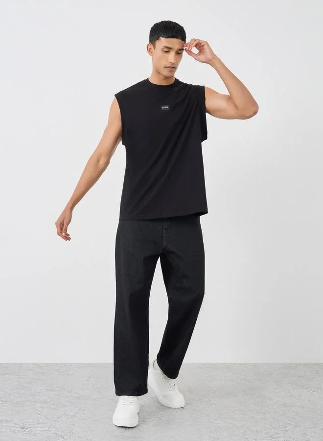 ستايلي بلوزة بدون أكمام بتفاصيل شارة منسوجة